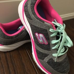 Sketchers Girls Size 2 Runners